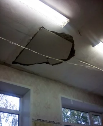 Фото: В кузбасской школе обвалился потолок 1