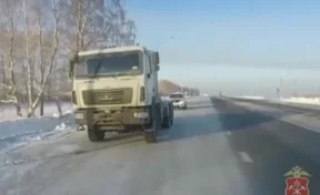 На кузбасской трассе сломался грузовик под управлением дальнобойщицы: ей помогли сотрудники ГИБДД