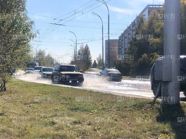 Фото: В Кемерове затопило дорогу на Комсомольском проспекте 4