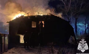 В Новокузнецке ночью сгорел дом: пожар на 120 «квадратах» тушили 19 человек