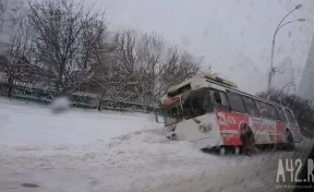 Троллейбус вылетел в кювет возле Кузбасского моста в Кемерове