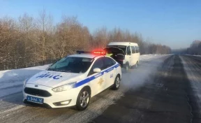 В Кузбассе сотрудники ГИБДД пришли на помощь водителю микроавтобуса в сильный мороз