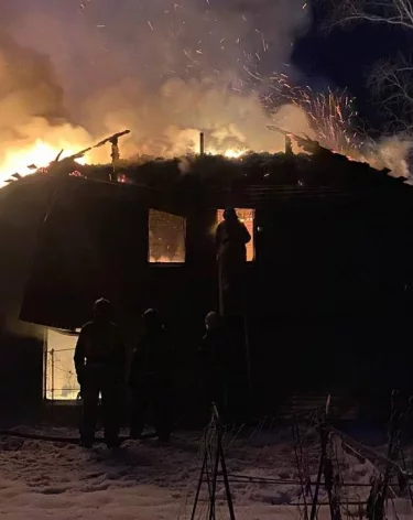 В Новокузнецке ночью сгорел дом: пожар на 120 «квадратах» тушили 19 человек