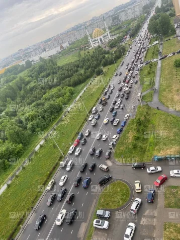 Фото: Кемеровчане встали в пробках у мечети «Мунира» в Курбан-байрам 1