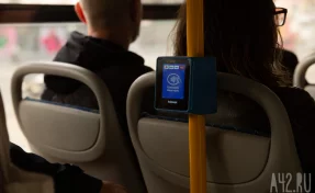 «Каток на колёсах»: кемеровчане пожаловались на скользкие полы в автобусах