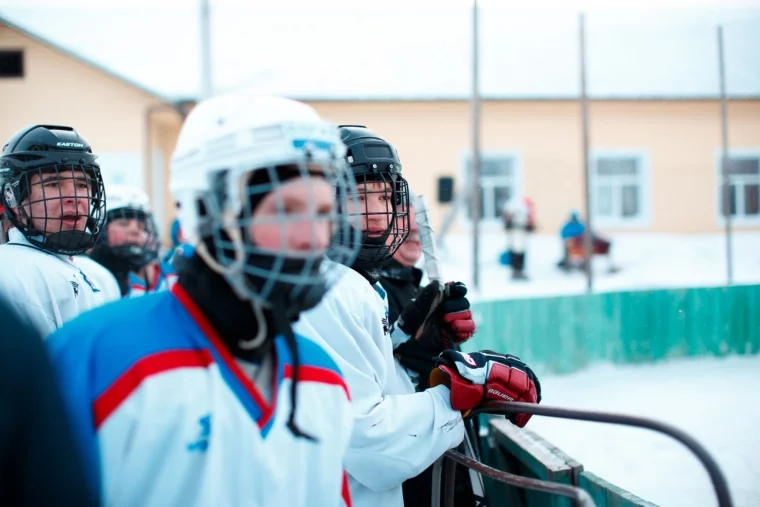 Фото: В хоккей играют настоящие мужчины: разрез «Берёзовский» организовал товарищеский хоккейный матч 18