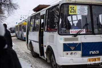 Фото: «Где же синий, большой автобус»: кемеровчане обсуждают, почему по временному маршруту №25а ходят «ПАЗики» 1