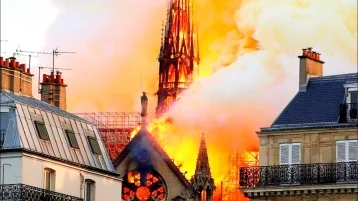 Фото: Зловещее знамение: в РПЦ обратили внимание на скрытый смысл пожара в Соборе Парижской Богоматери 1