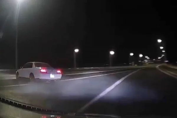 В Кузбассе водитель иномарки врезался в остановку, уходя от инспекторов ГАИ