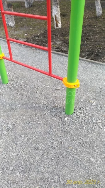 Фото: «Ребёнок пробил сапог»: кемеровчан удивил гравий на детских площадках 1