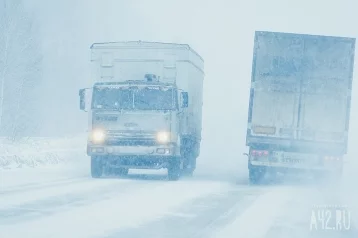 Фото: ГИБДД Кузбасса предупредила об опасностях на дорогах из-за ветра и мокрого снега 1