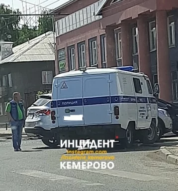 Фото: На кемеровском перекрёстке произошло ДТП с участием полицейской машины 1