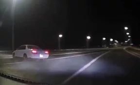 В Кузбассе водитель иномарки врезался в остановку, уходя от инспекторов ГАИ