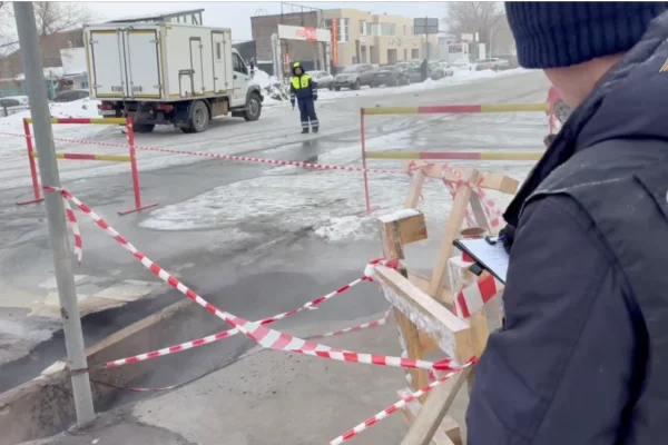 В Оренбурге два человека провалились в яму с кипятком на пешеходном переходе