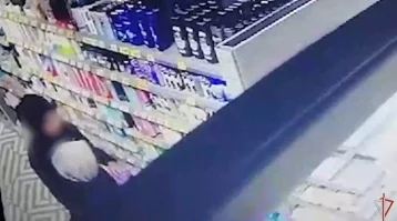 Фото: Двое кузбассовцев пытались вынести шампунь из магазина в штанах и попали на видео 1