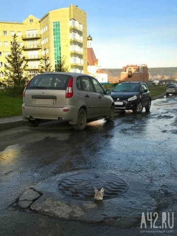 Фото: «Ждём образования провала»: в Кемерове из канализационного колодца вытекает вода 2