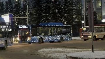 Фото: «Подарок кемеровчанам»: на улицы Кемерова вышли три автобуса с иллюминацией 1