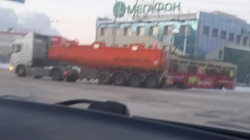 Фото: В Кемерове трамвай врезался в бензовоз 1