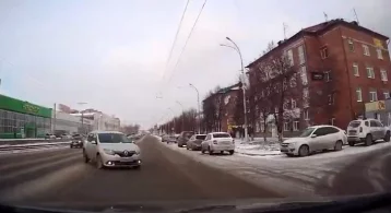 Фото: Из-за опубликованного в Сети видео водитель в Кемерове получил крупный штраф 1