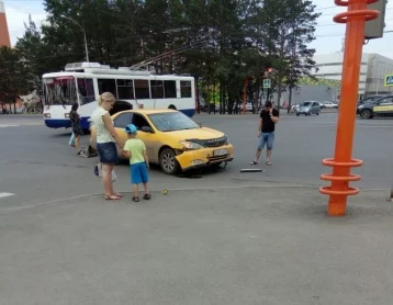 Фото: В Кемерове на проспекте Шахтёров столкнулись автомобили 2
