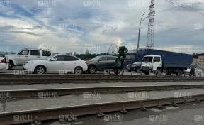 Очевидцы: в Кемерове на Кузнецком мосту столкнулись легковушка и грузовик