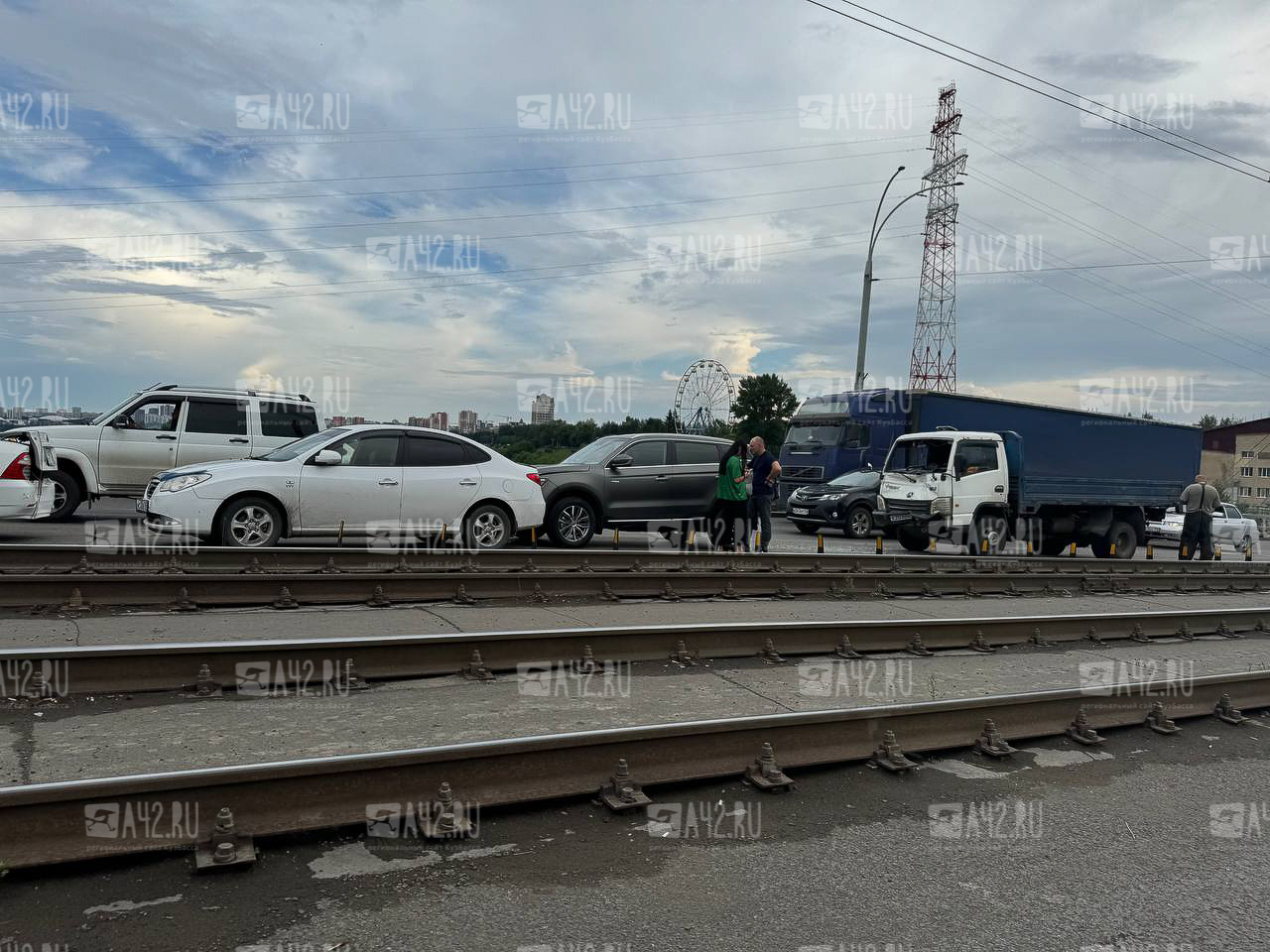 Очевидцы: в Кемерове на Кузнецком мосту столкнулись легковушка и грузовик