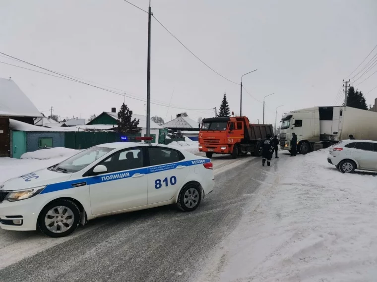 Фото: В Кузбассе дальнобойщик из Белоруссии на КамАЗе застрял в снегу 2