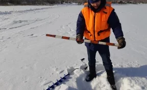 В Кузбассе начали закрывать ледовые переправы сотрудники МЧС