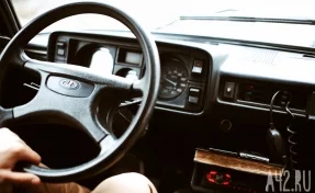 Кузбассовец разбил стёкла чужого автомобиля и пригрозил расправой водителю: инцидент попал на видео