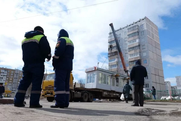 В Кемерове демонтировали киоск общепита и магазин на Молодёжном проспекте