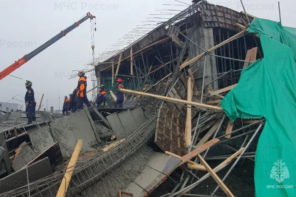 Группировку МЧС на месте обрушения здания на Сахалине усилили до 70 человек