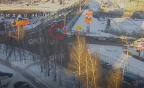В Кемерове на Университетском мосту столкнулись скорая помощь и Nissan Juke