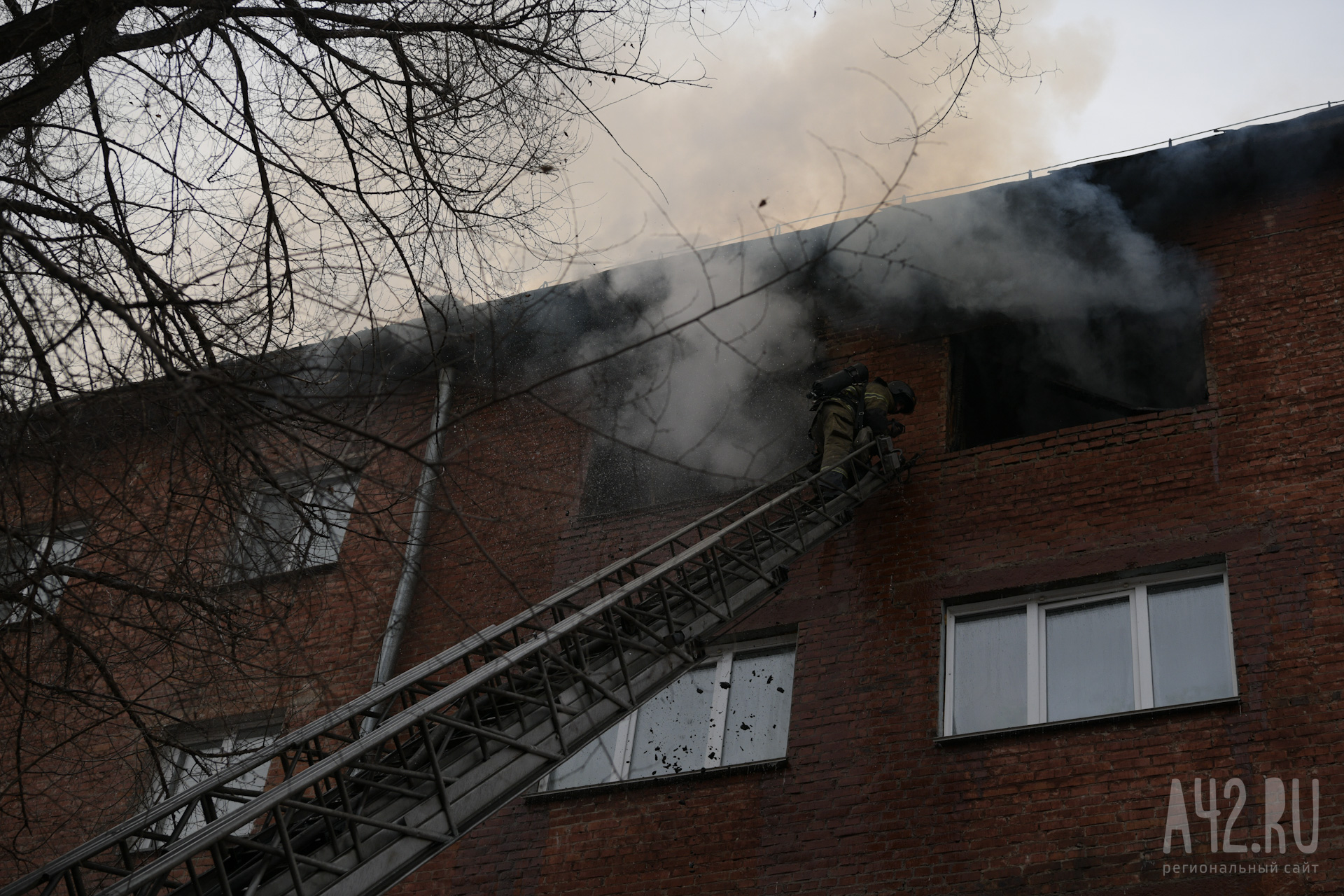 В центре Новокузнецка 15 человек выбежали из многоэтажки из-за пожара