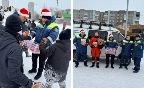 В Новокузнецке спасатели дарили горожанам мандарины на улице
