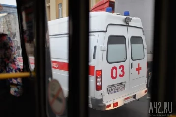 Фото: Выпала в открытую дверь: в Новосибирске пенсионерка погибла после того, как на неё упал муж в автобусе 1