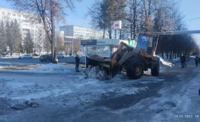«Задействован весь арсенал спецтехники»: власти Кемерова сообщили о ходе обработки улиц против гололёда