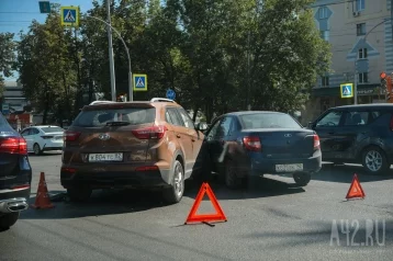Фото: В Кемерове два автомобиля столкнулись на перекрёстке Тухачевского — Ленина 1