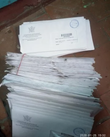 Фото: Кемеровчане обнаружили десятки недоставленных писем в мусорном баке 1