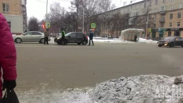 Фото: В центре Кемерова ВАЗ вылетел на обочину после ДТП 3