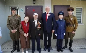 Губернатор Кузбасса поздравил ветерана с Днём Победы во дворе его дома
