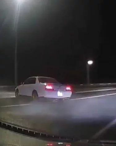 В Кузбассе водитель иномарки врезался в остановку, уходя от инспекторов ГАИ