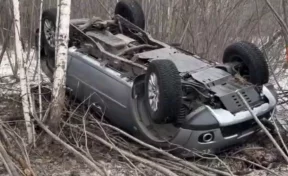 В Кузбассе автомобиль вылетел с дороги и перевернулся: погиб один человек
