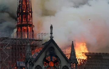 Фото: Стало известно, почему горящий и рушащийся Собор Парижской Богоматери нельзя тушить с воздуха 1