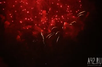Фото: В Кемерове прогремел праздничный фейерверк в честь Дня Победы 1