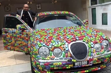Фото: Недетский тюнинг: бизнесмен полностью покрыл свой Jaguar игрушечными машинками  1