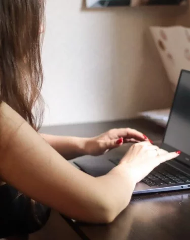 Годовалый ребёнок «купил» 102 товара в интернет-магазине, матери не дали от них отказаться: суд вынес решение 