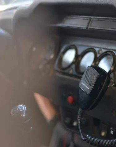 В Кузбассе полураздетый мужчина забрался на крышу автомобиля