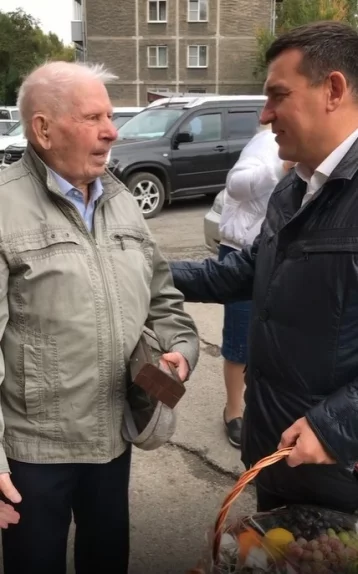 Фото: Мэр Новокузнецка подарил ветерану на 98-летие нож от мэра Дербента 1