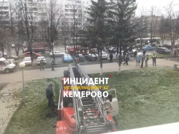 Фото: Из общежития на проспекте Ленина в Кемерове из-за пожара эвакуировали больше 20 человек 1