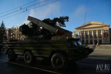 Фото: В центре Кемерова проехала военная техника 3